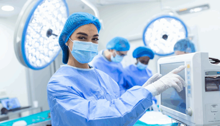 إسلام عنان يوضح الأثر الإكلينيكي والاقتصادي لوجود التمريض المدرب في العمليات